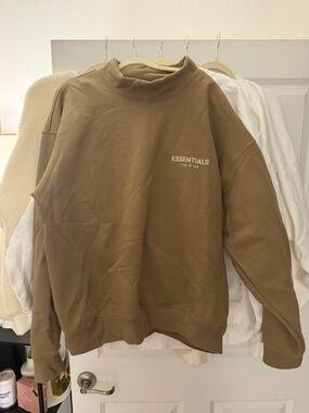 Fear of God ESSENTIALS Crewneck Sweater in Olive